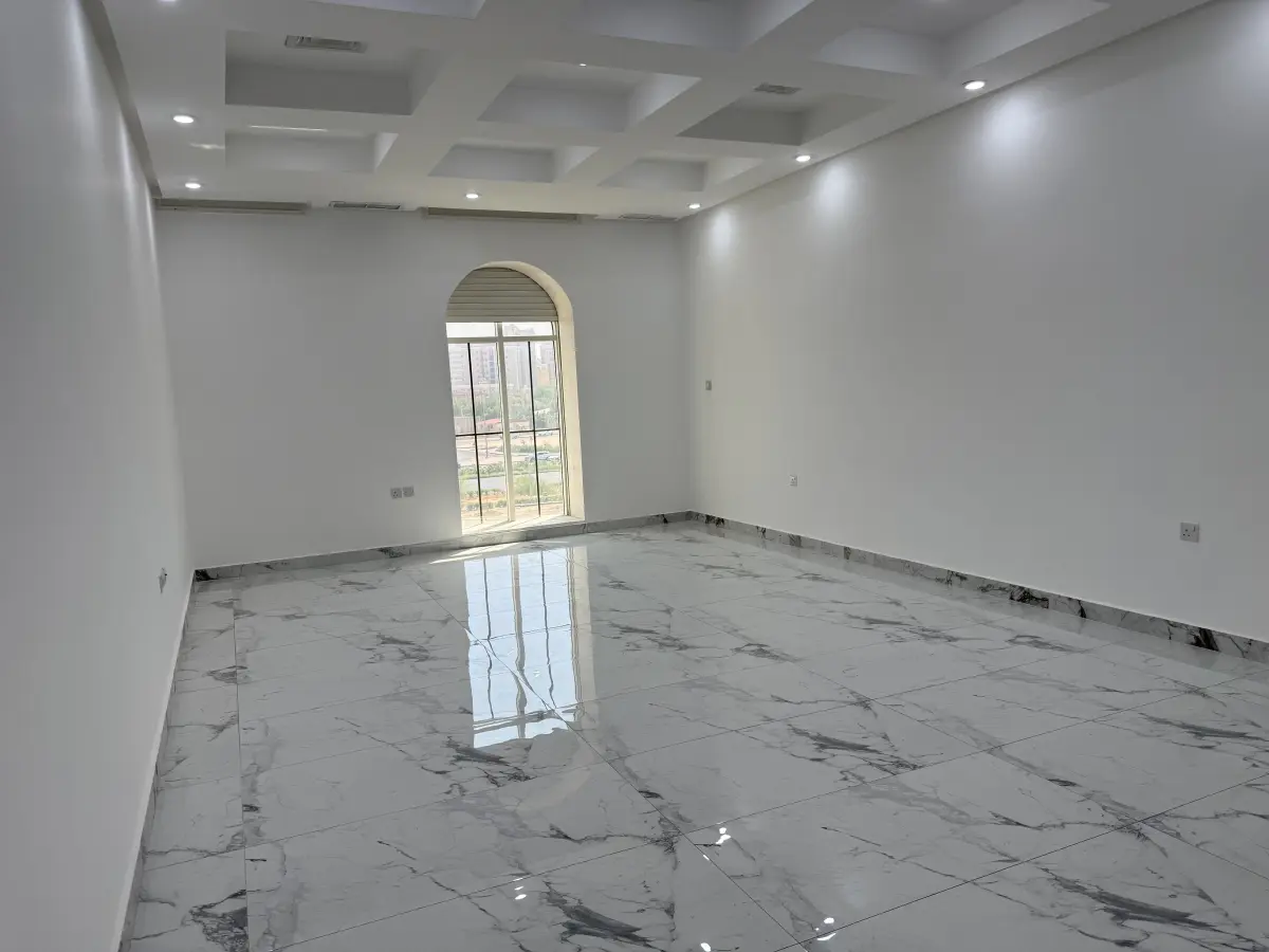 للإيجار شقة في الشعب السكني
