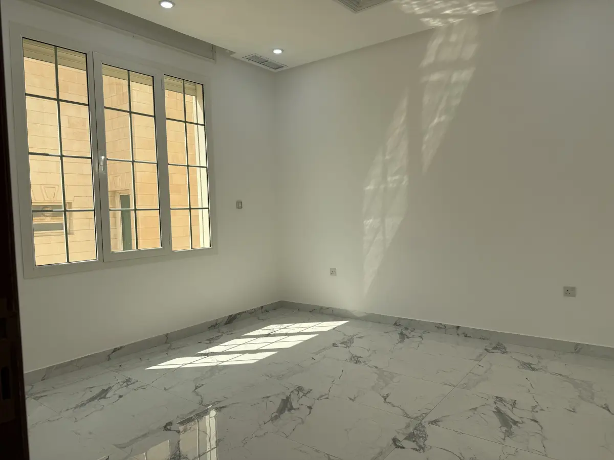 للإيجار شقة في الشعب السكني