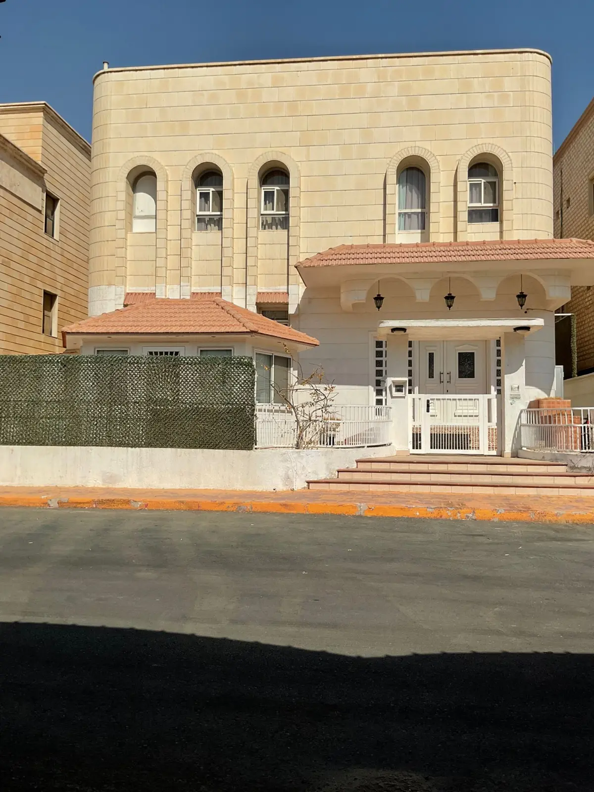 للبيع بيت في مبارك الكبير