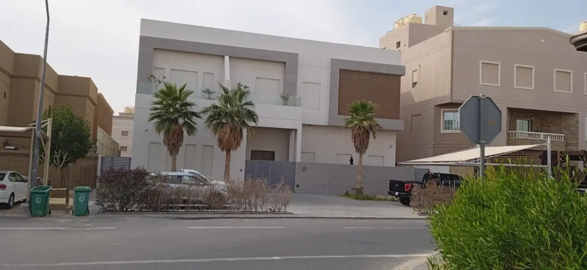 للبيع بيت في صباح الاحمد السكنية