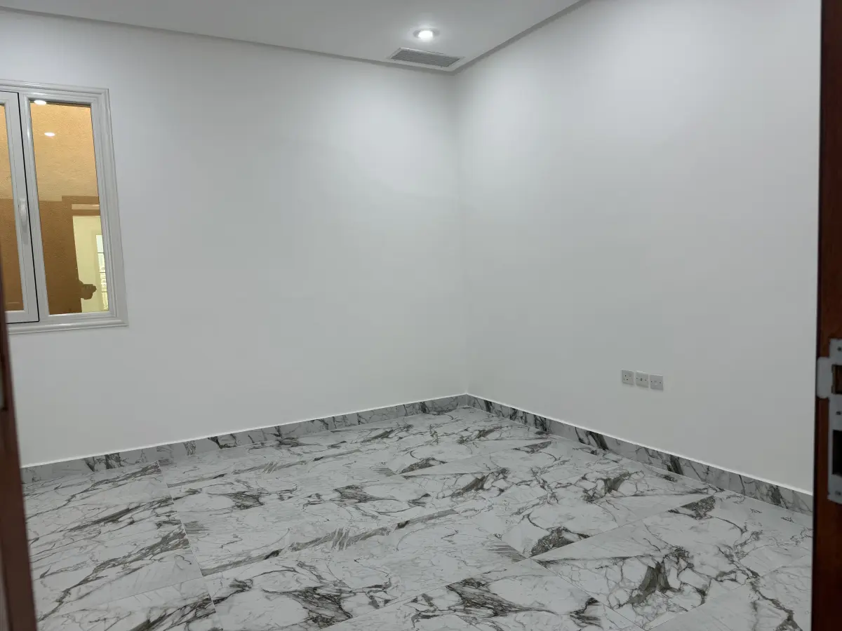 للإيجار شقة في الشعب السكني