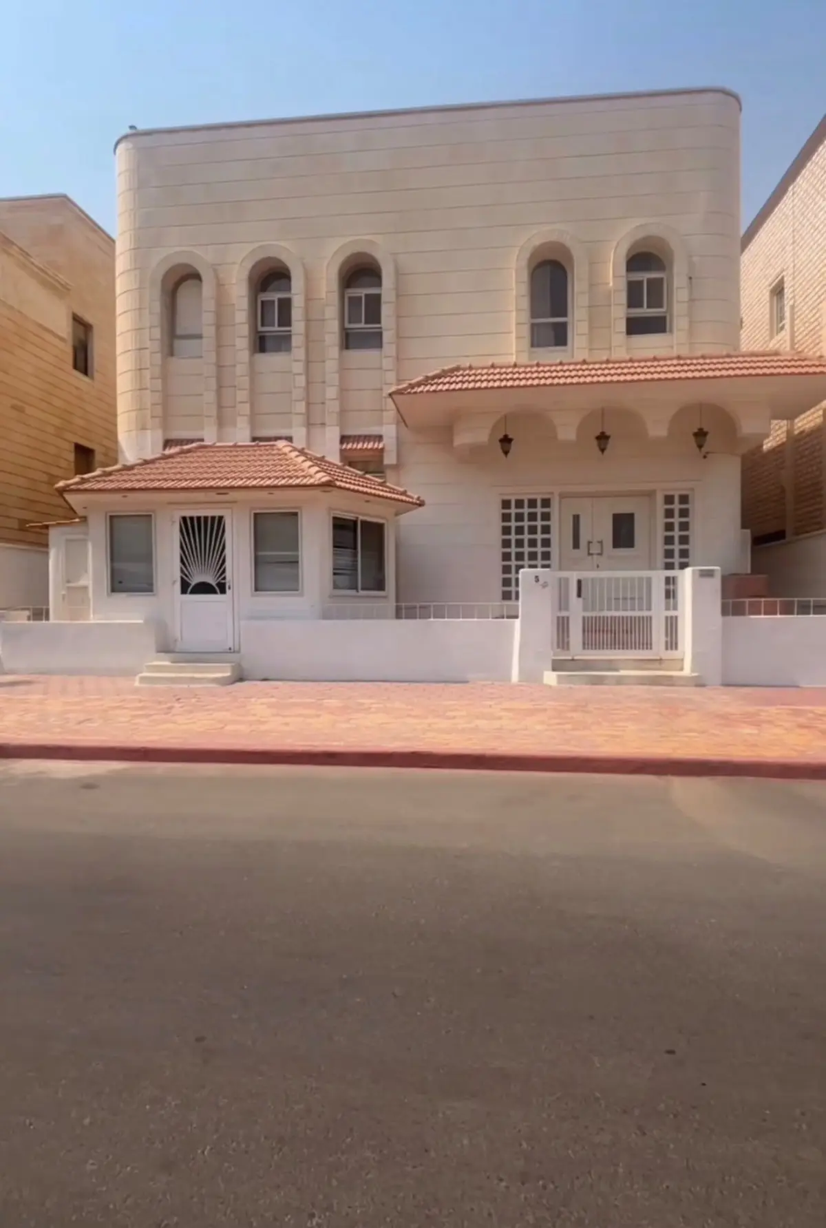 للبيع بيت في مبارك الكبير