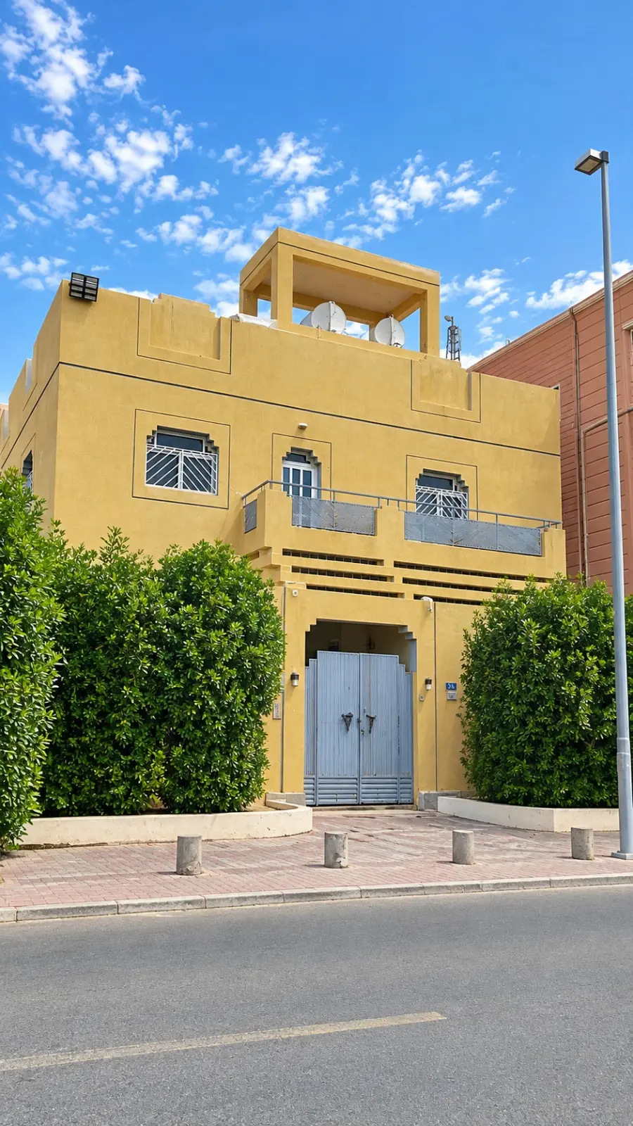 للبيع بيت في مبارك الكبير