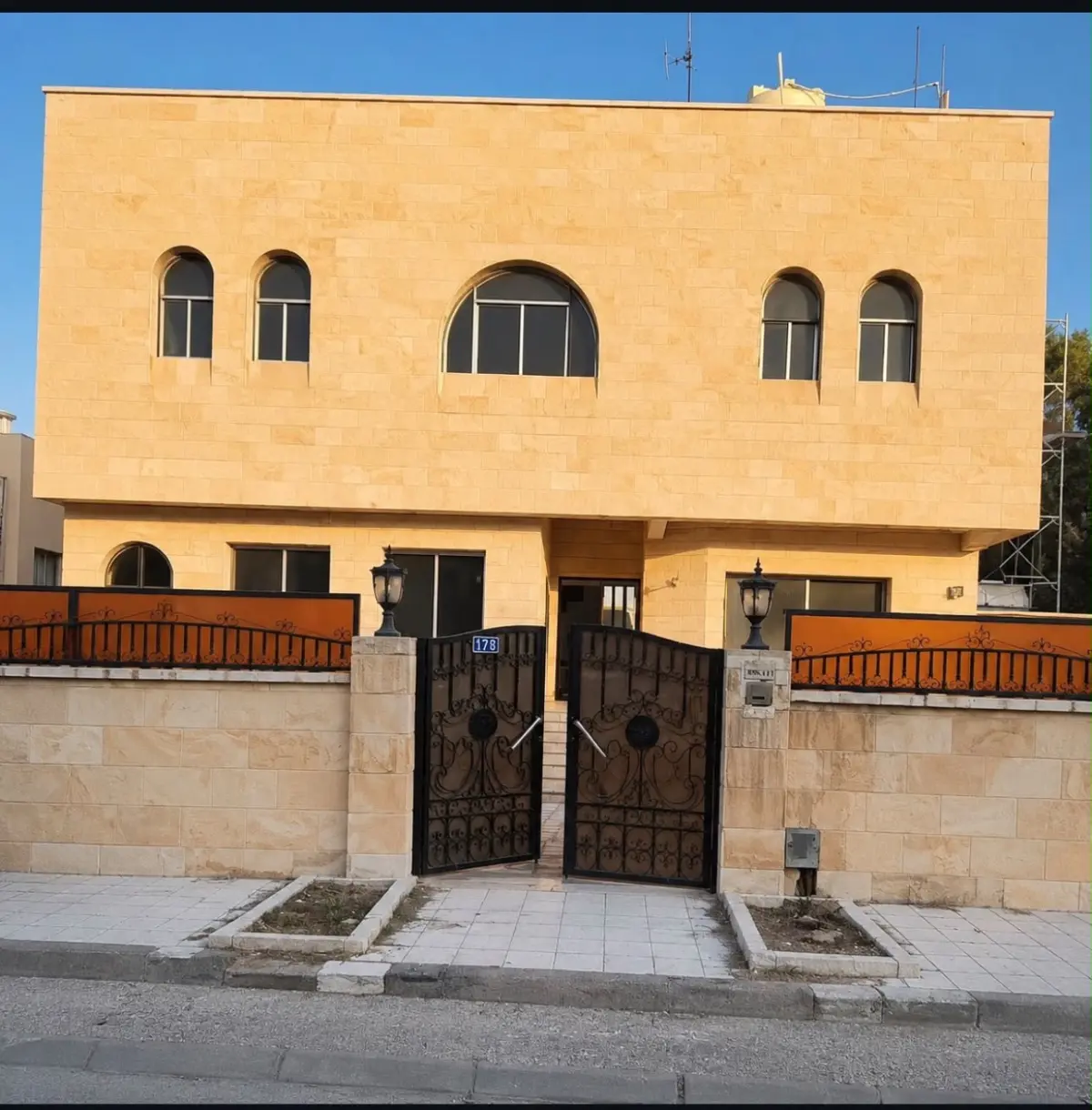 للبيع بيت في السرة