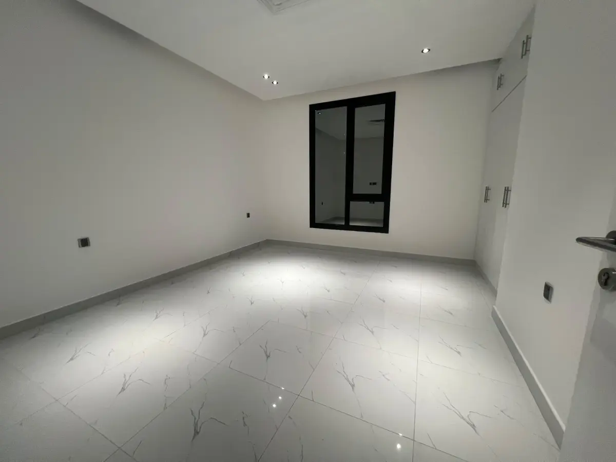 للإيجار شقة في الشعب السكني