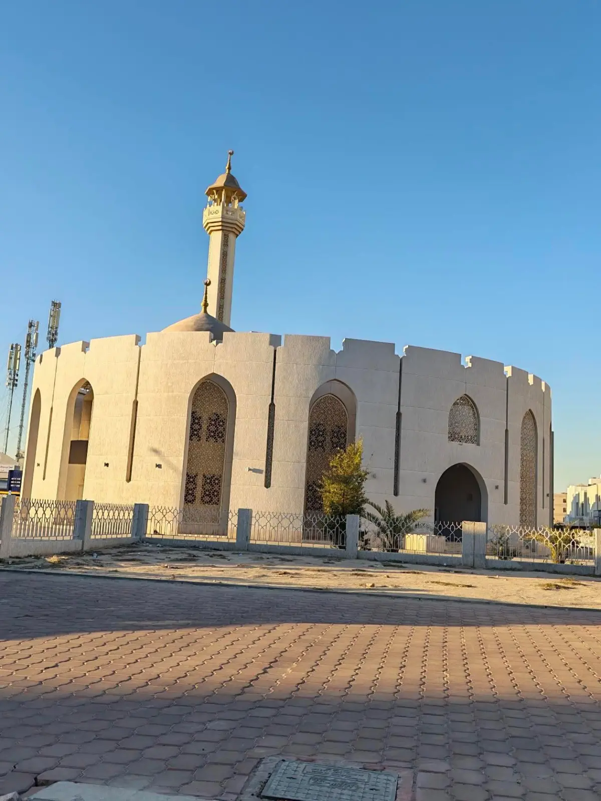 للبيع بيت في غرب عبدالله المبارك