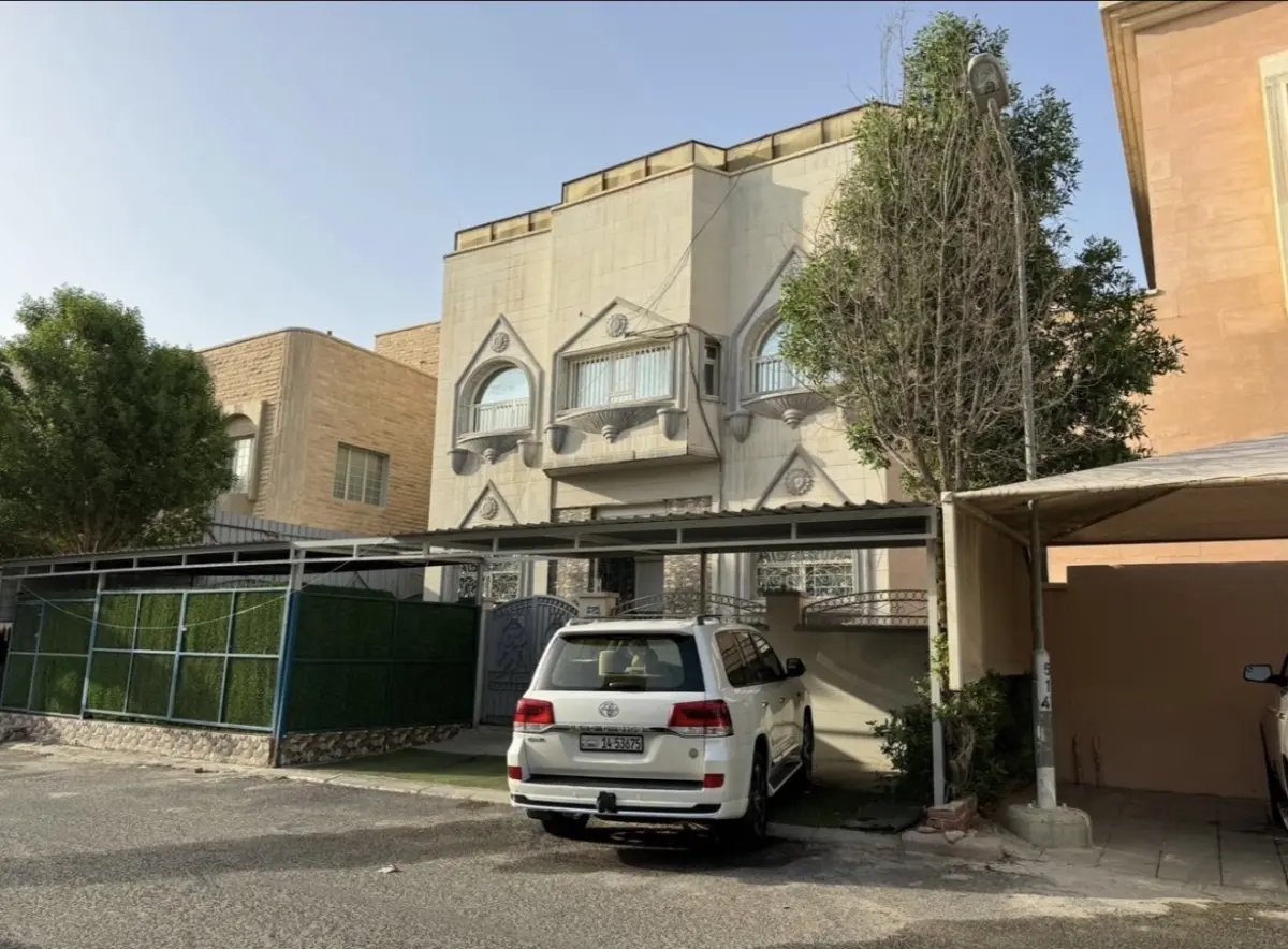 للبيع بيت في مبارك الكبير