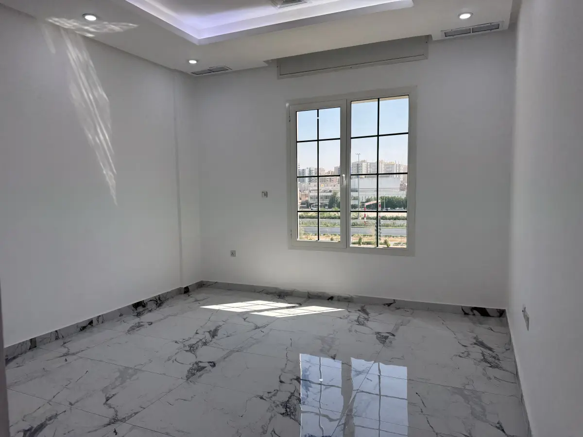 للإيجار شقة في الشعب السكني