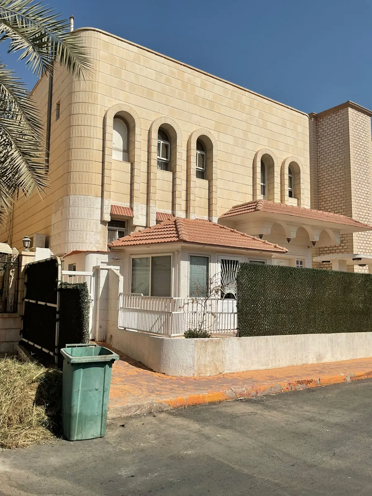للبيع بيت في مبارك الكبير