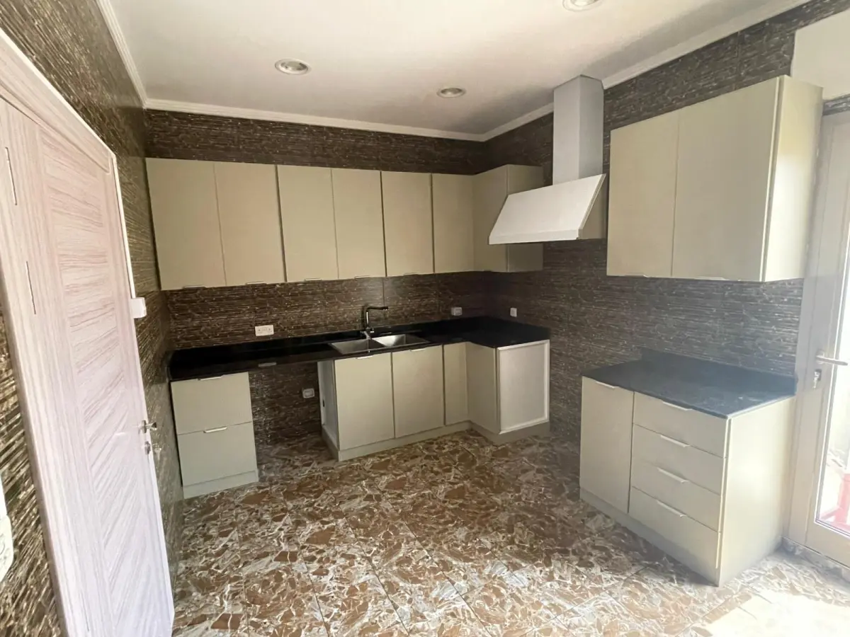للإيجار دور في الشعب السكني