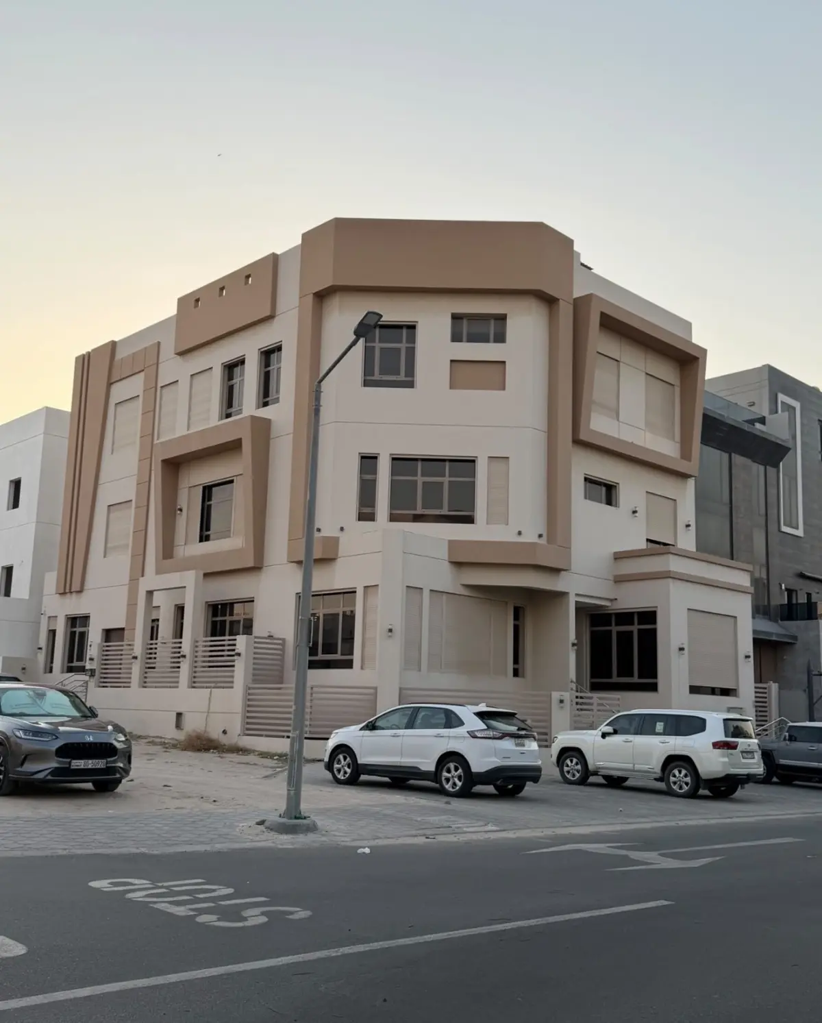 للبيع بيت في غرب عبدالله المبارك
